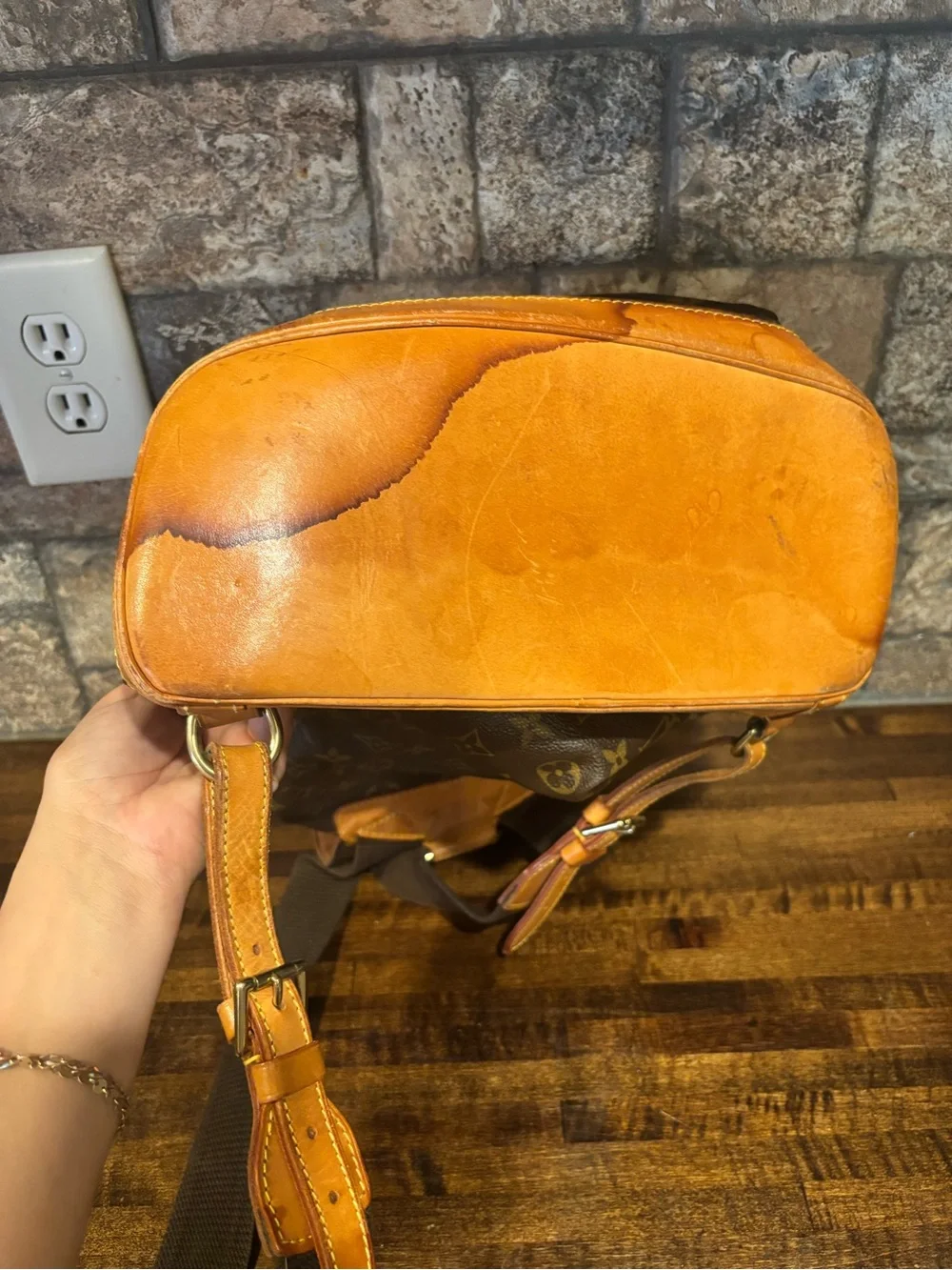Louis Vuitton zip adjustable